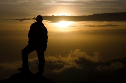 Dağın tepesinde dikilmek