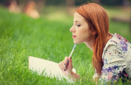 Ders çalışan kız