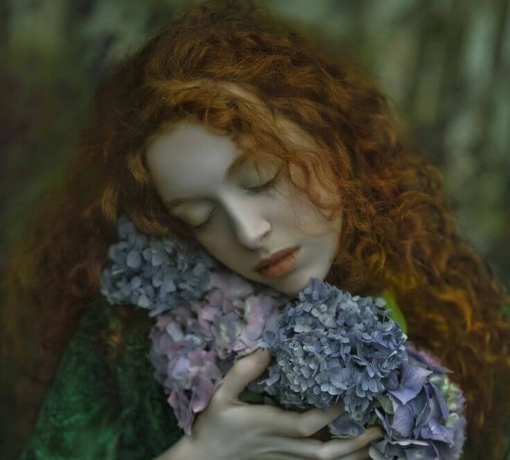 gri-gullere-sarilan-kadin