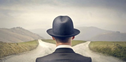 iki-yola-yuzunu-donen-adam