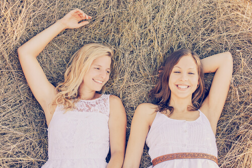 kizkardesler-yerde-uzanmis