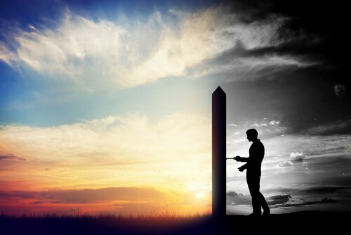 adam-kapi-kilitliyor