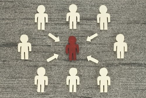 bir-kisiye-isaret-eden