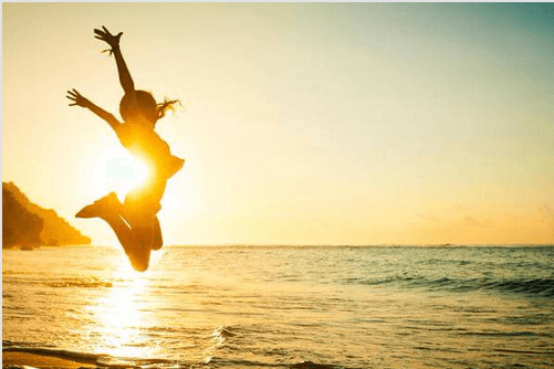 sahilde-ziplayan-kiz