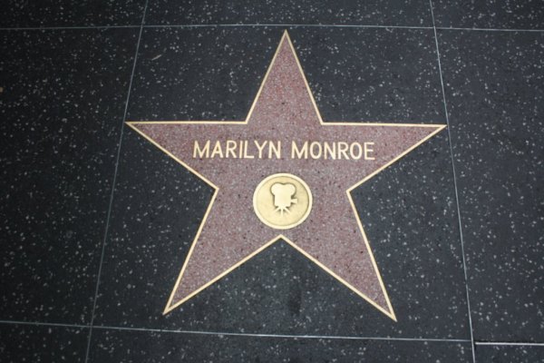 Marilyn Monroe: Kırık Bir Bebeğin Psikolojik Portresi