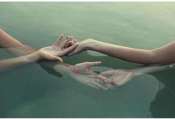suda birleşen eller 