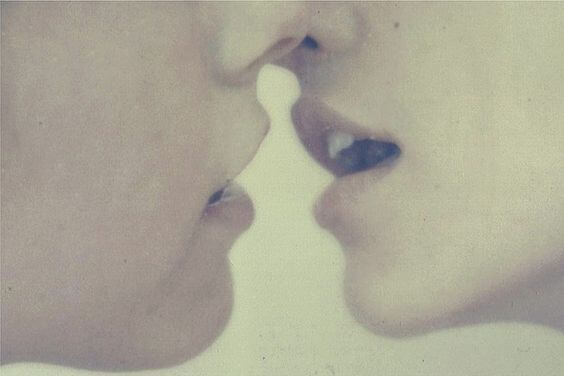 öpüşmek üzere olan çift