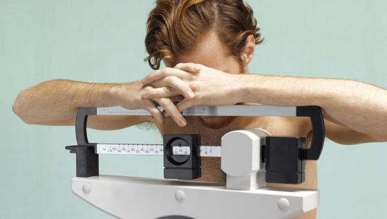 kilosu yüzünden üzülen adam