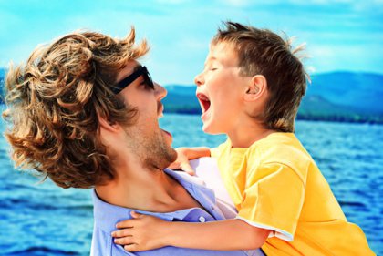 deniz kıyısında baba çocuk