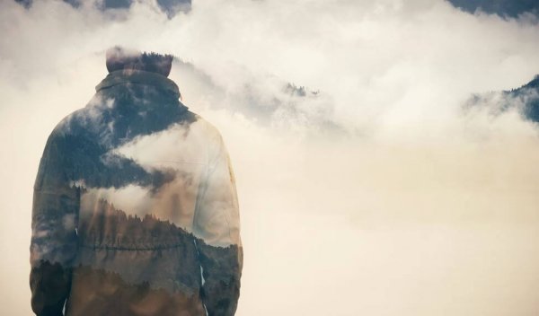 bulutların arasındaki düşünceli adam