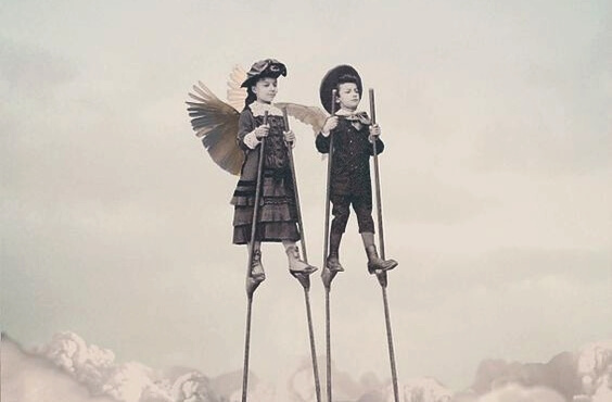 cambaz ayaklıklarında yürüyen küçük çocuklar