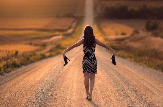 çıplak ayak yürüyen kadın