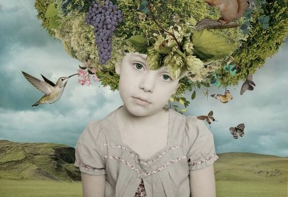 kafasında meyve ağacı olan küçük çocuk