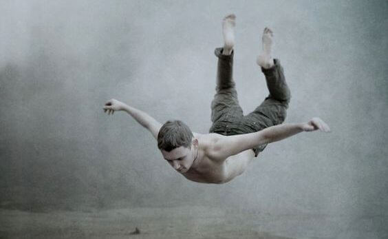 yere düşmekte olan adam