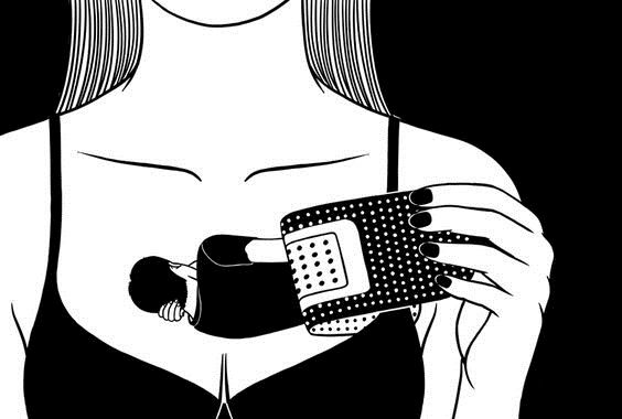 Vücuduna yatan erkek dövmesi yapan kadın