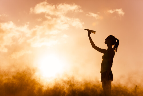 kağıt uçak uçuran kadın