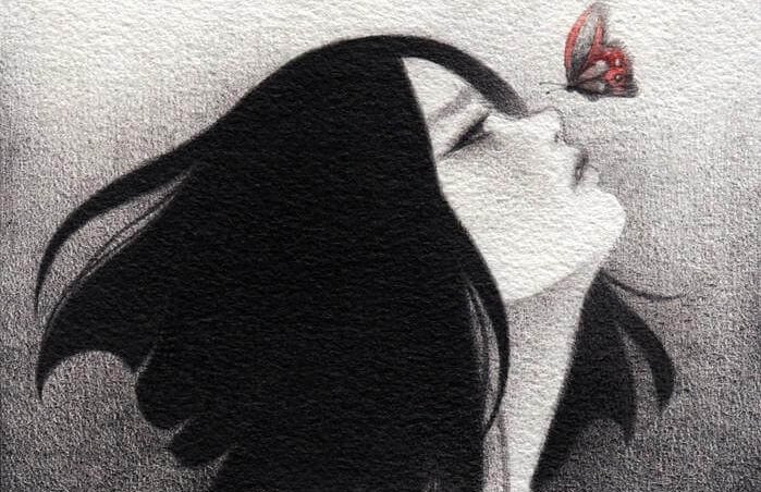 Kadının burnuna konmak üzere olan kelebek