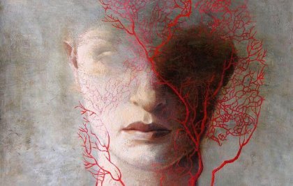 Kadının suratını saran kızıl kılcal ağaç dalları