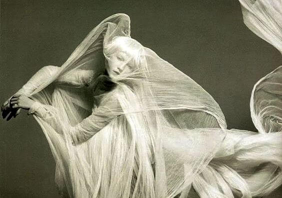 kumaşlara sarılmış kadın hayalet gibi duruyor
