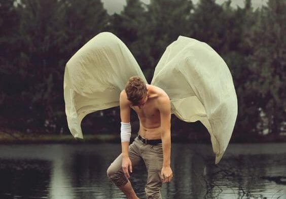 kanatları olan adam