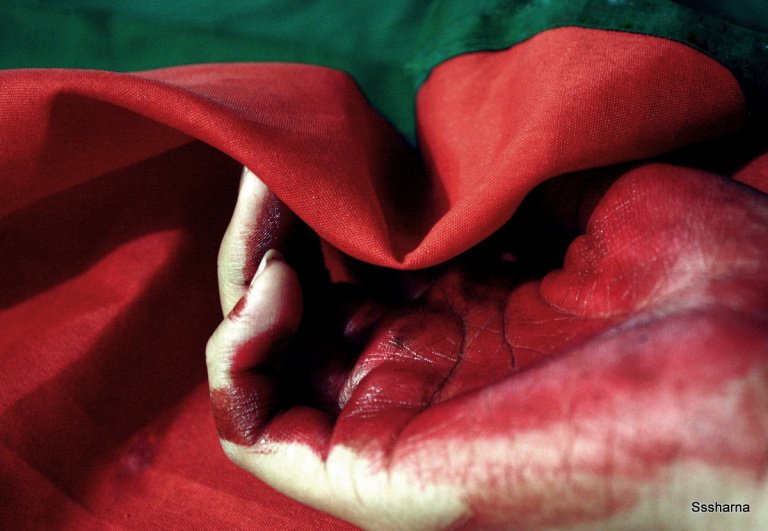 kırmızı kumaş ve el