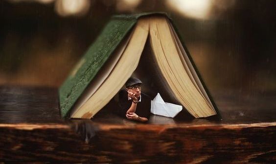 bir kitap ve bekleyen ev