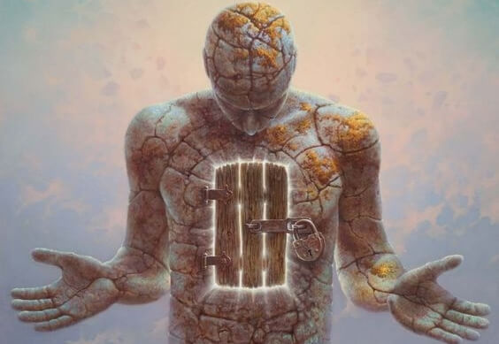 Kurumuş topraktan bir insan bedenindeki kilitli yürek