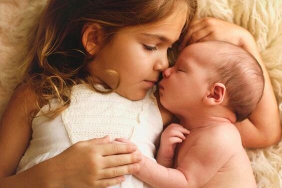 sarılan abla kardeş