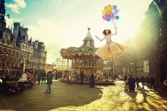 lunaparkta uçan balon tutan kadın