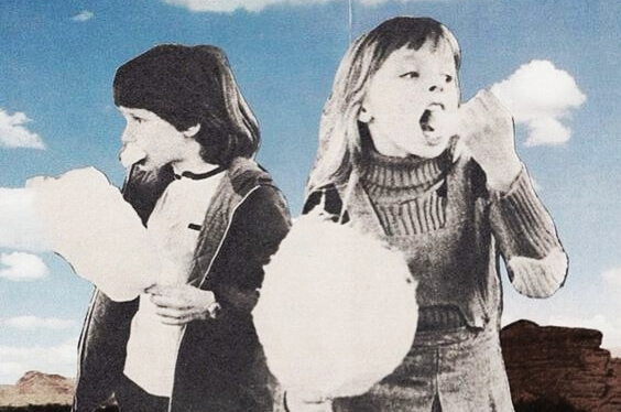 pamuk şekeri yiyen iki küçük çocuklar