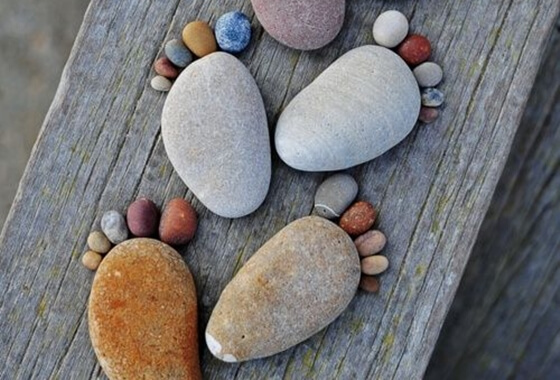 İrili ufaklı taşlardan yapılmış ayaklar