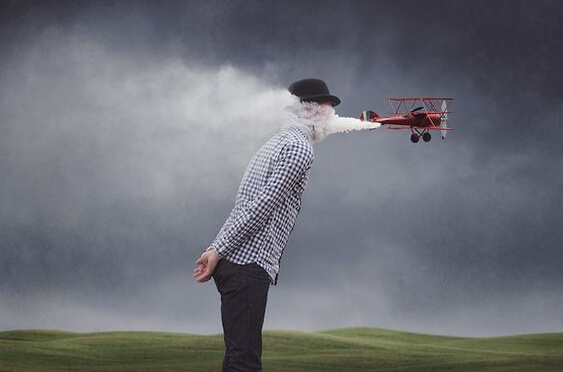 Uçağın dumanı yüzüne gelen adam