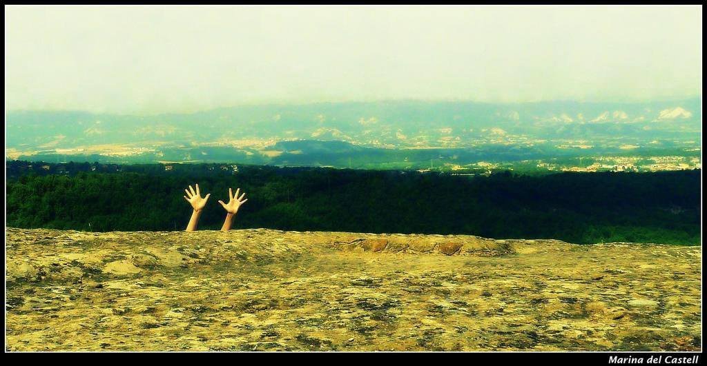 tepenin arkasındaki eller