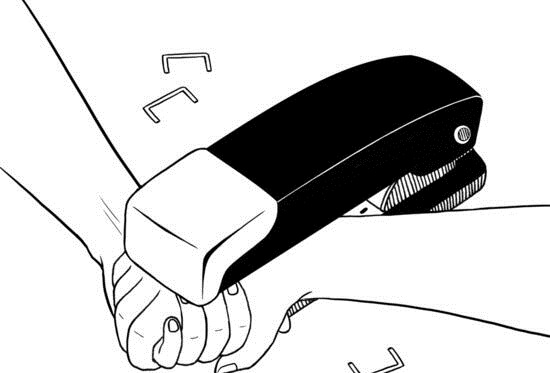 elleri birbirine zımbalanan çift