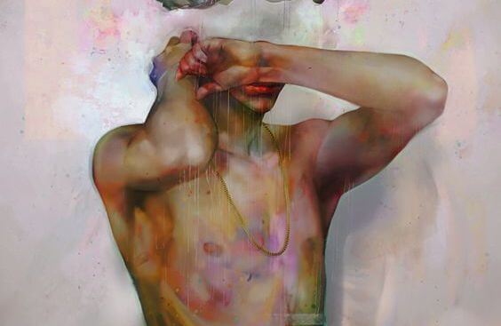 çıplak adam yuzunu kapıyor