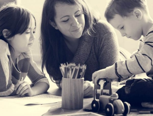 çocuklarıyla vakit geçiren anne