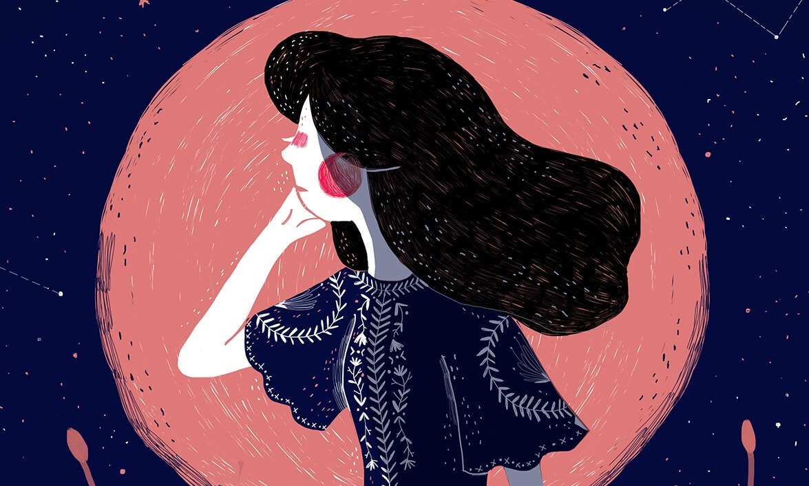 ay ışığında sesi dinleyen kız