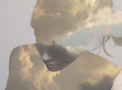 siluet kadının içinden geçen bulutlar
