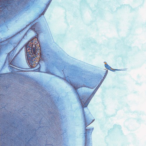 mavi bebeğin burnuna konan minik kuş