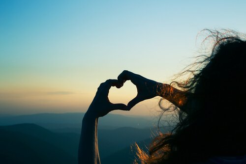 iki eliyle kalp yapan kız