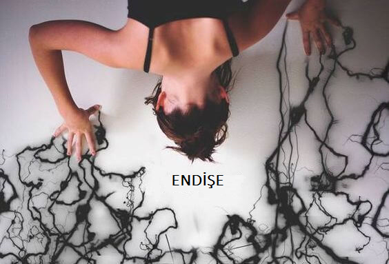 Endişeli kadının simsiyah damarları