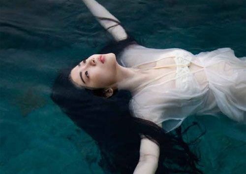 sırtüstü yüzen kız