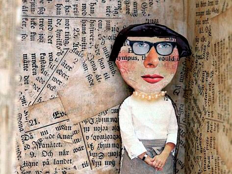 arka planda gazeteler ile ön planda duran sekreter kadın