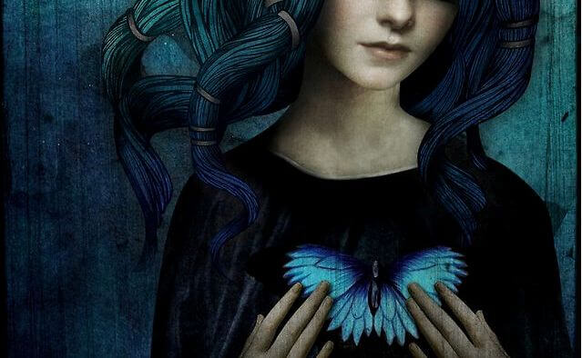 kalbinde kelebek motifi taşıyan kadın
