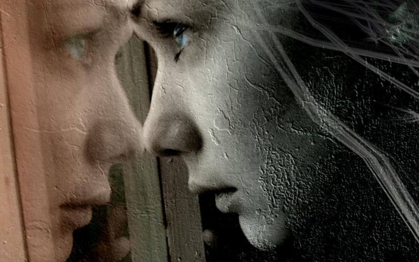 camdan bakan kuru kız