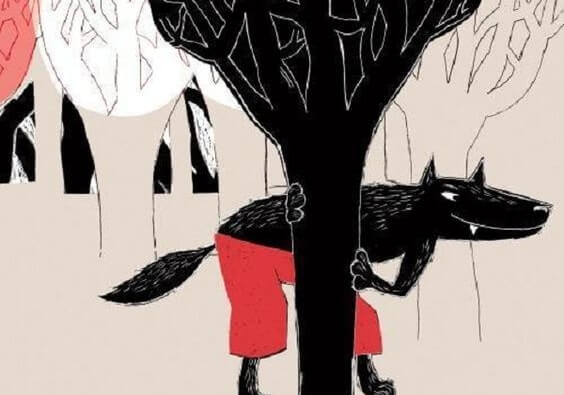 Ağacın arkasında sinsi sinsi saklanan tilki