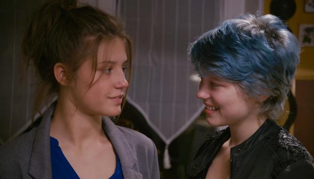 Adele ve Emma birbirlerine bakıyor