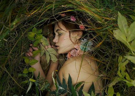ormanda uyuyan kadın