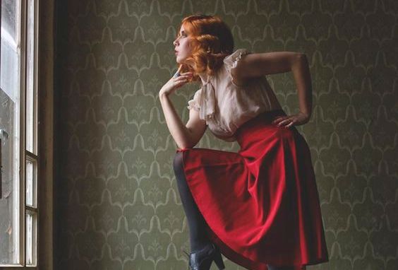 pencereden bakan kadın