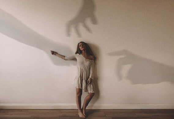 duvara yaslanan kadın